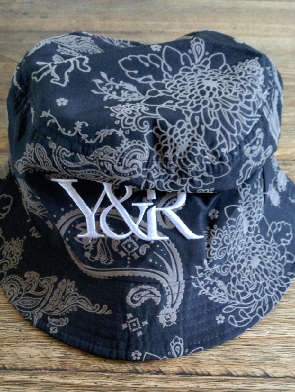 🦋WOMENS Y&R BUCKET HAT 🦋